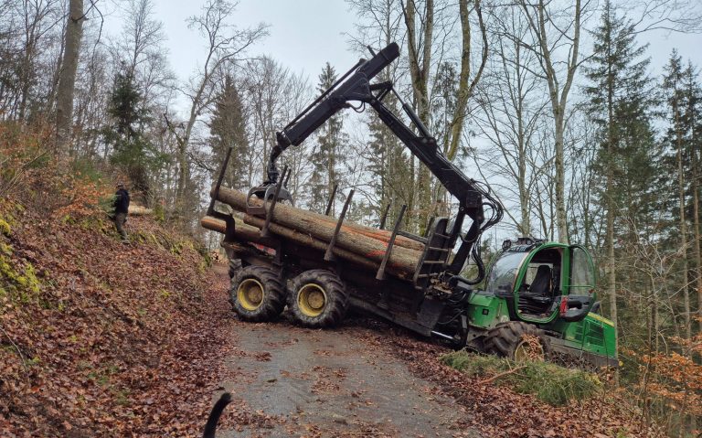 Holzrückung John Deere Rückezug - Forstbetrieb Simon Böschet