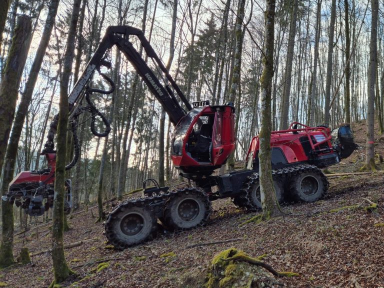 roter Komatsu Harvester - Forstbetrieb Simon Böschet