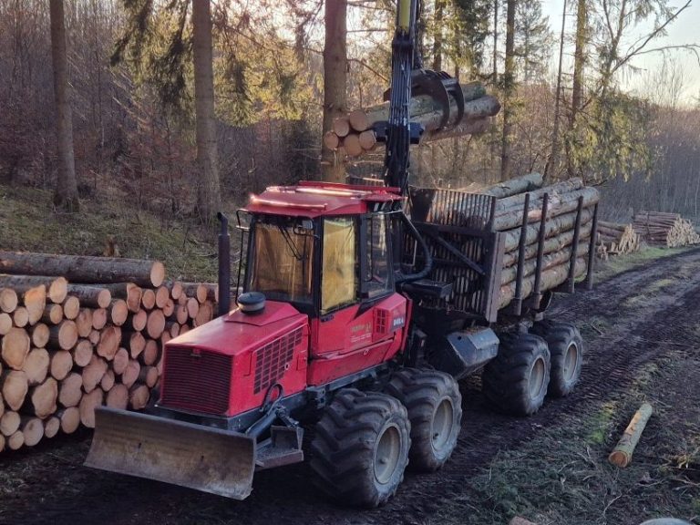 Holzrückung Komatsu Rückezug - Forstbetrieb Simon Böschet
