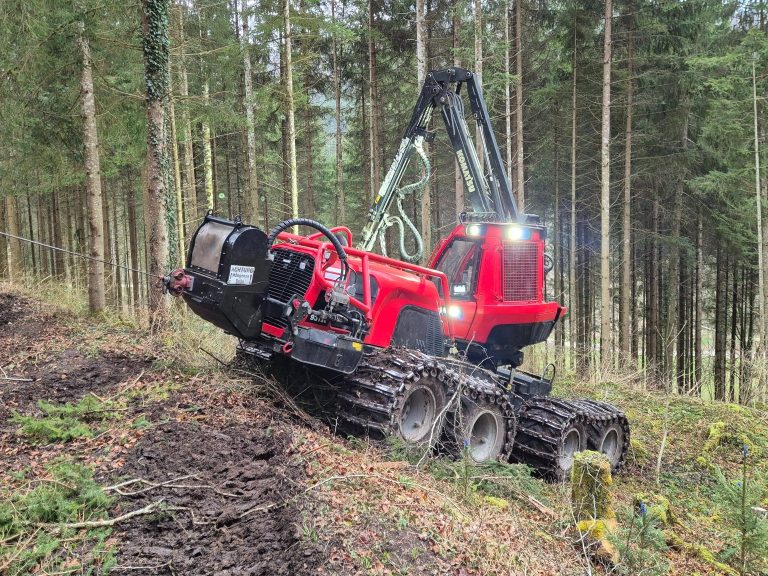 Komatsu Harvester im Steilhang - Forstbetrieb Simon Böschet